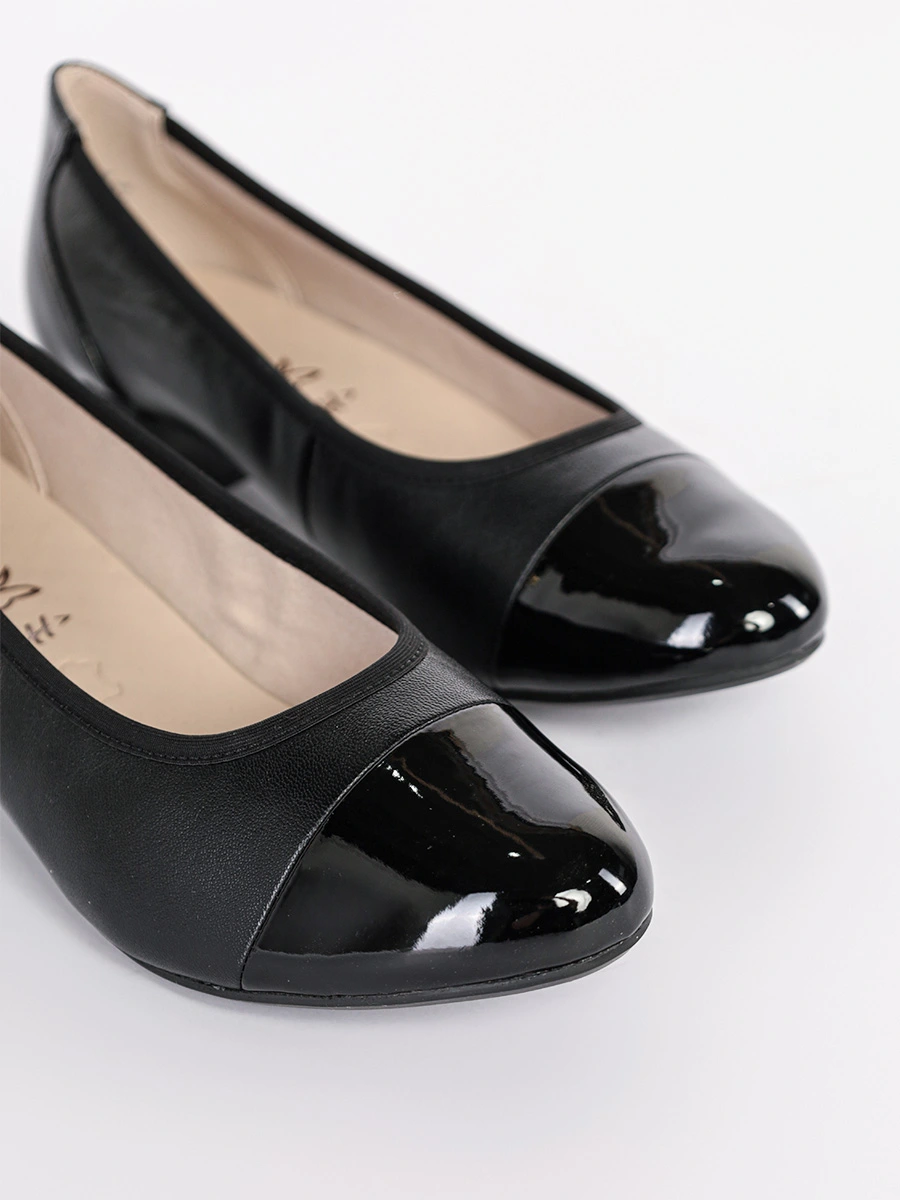 Туфли-лодочки черного цвета с отрезным носком